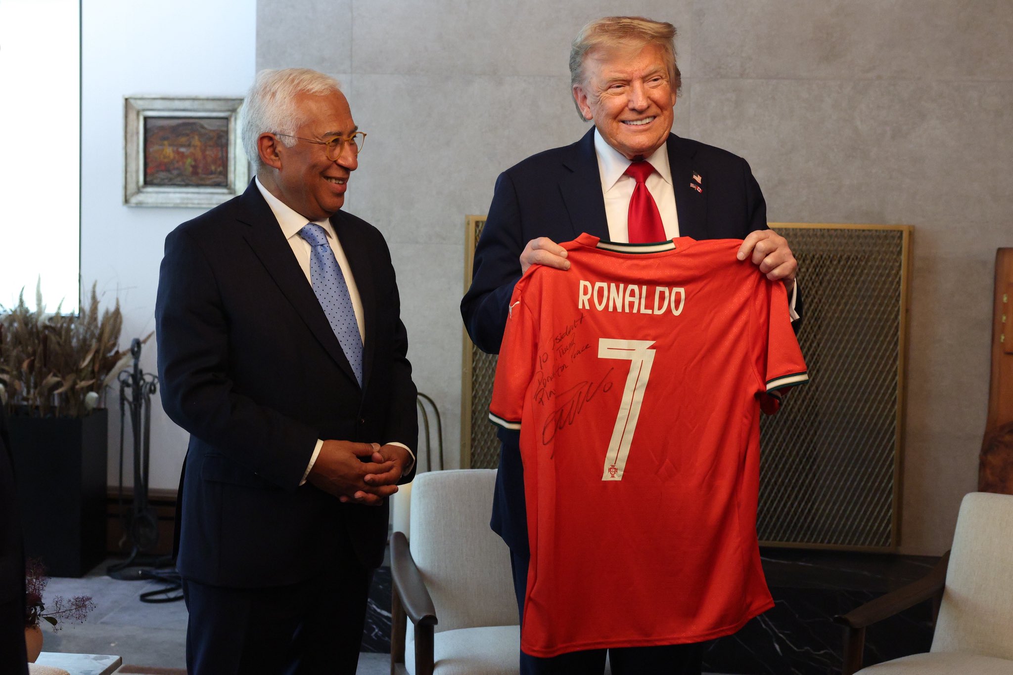 Presiden AS Donald Trump Saat Memegang Hadiah Jersey Pemberian Dari Cristiano Ronaldo