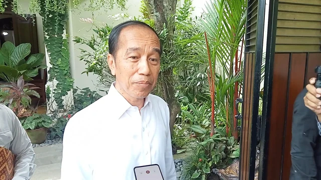 Presiden Ke-7 Republik Indonesia, Joko Widodo Saat Diwawancara Wartawan di Rumahnya