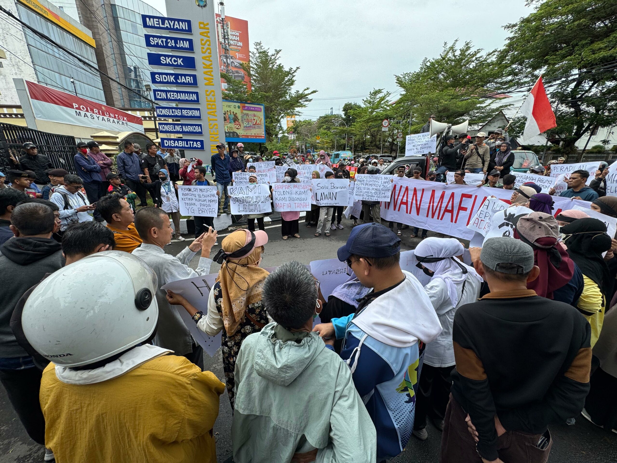 Ratusan Warga Manggala Gelar Aksi Unjuk Rasa di Polrestabes Makassar