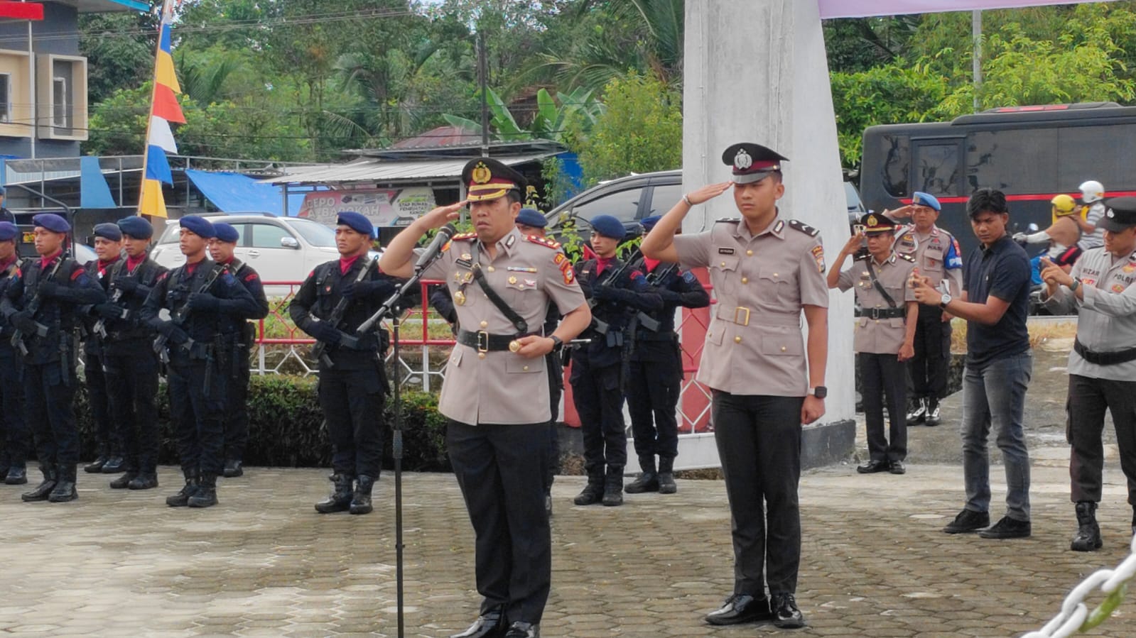 Sambut Hari Bhayangkara ke-79, Kapolres Lutra Pimpin Upacara Ziarah dan Tabur Bunga