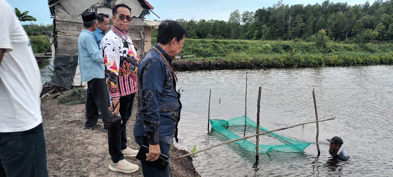 Tim Ahli Gubernur Sulbar Saat Mengunjungi Kawasan Transmigrasi Tanjung China, Desa Bambakoro, Kecamatan Lariang, Kabupaten Pasangkayu, Kamis (26/6/2025)