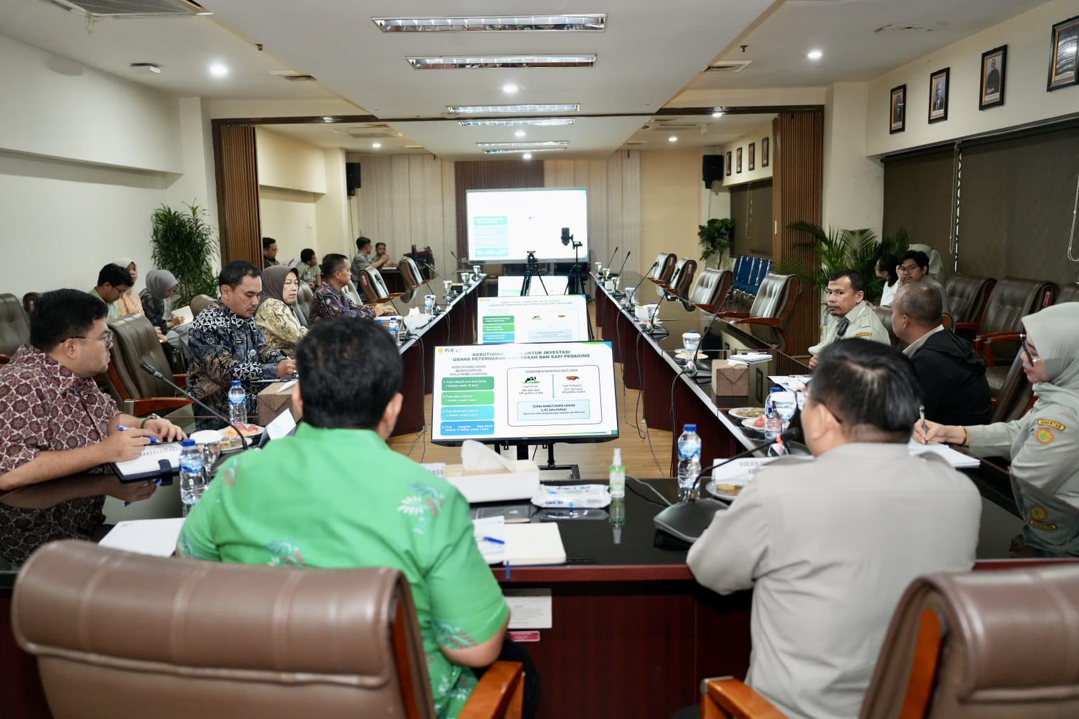 Wakil Menteri Transmigrasi Viva Yoga Mauladi Saat Melakukan Rapat Teknis Dengan Direktur Jenderal Peternakan dan Kesehatan Hewan Kementerian Pertanian Dr. drh. Agung Suganda, M.Si di Kantor Kementerian Transmigrasi, Kalibata, Jakarta,