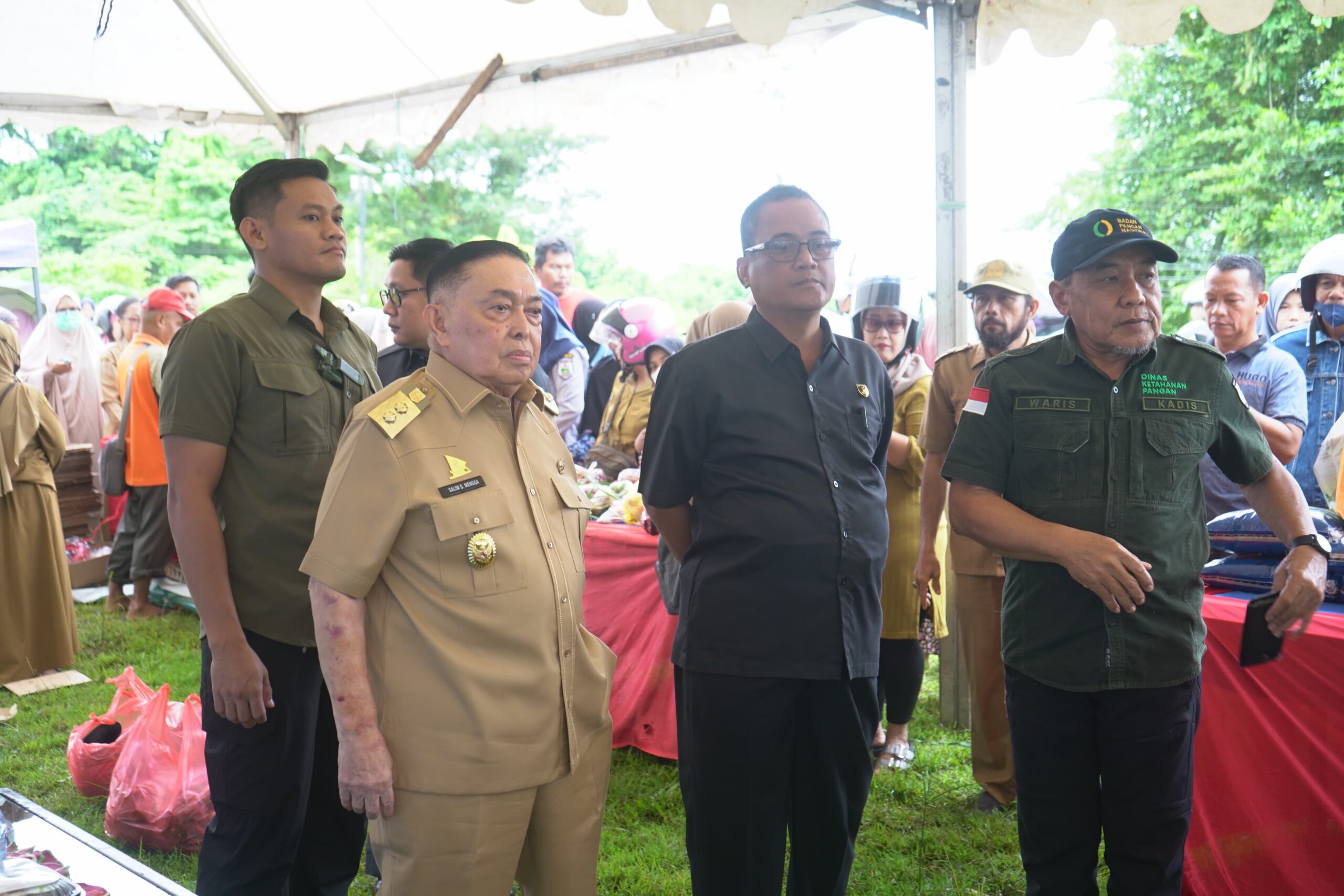 Wakil Gubernur Sulbar Salim S Mengga Saat Pasar Pangan Murah Jelang Idul Adha