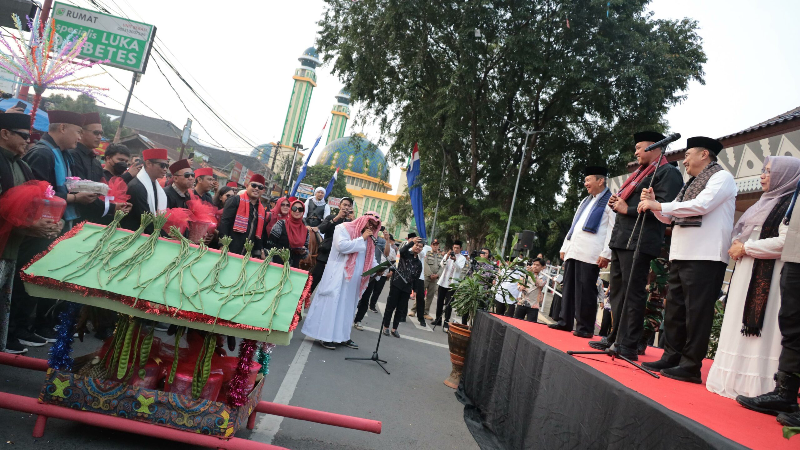 Wali Kota Bekasi Tri Adhianto Bersama Jajaran Saat Menyambut Peserta Pawai Muharam