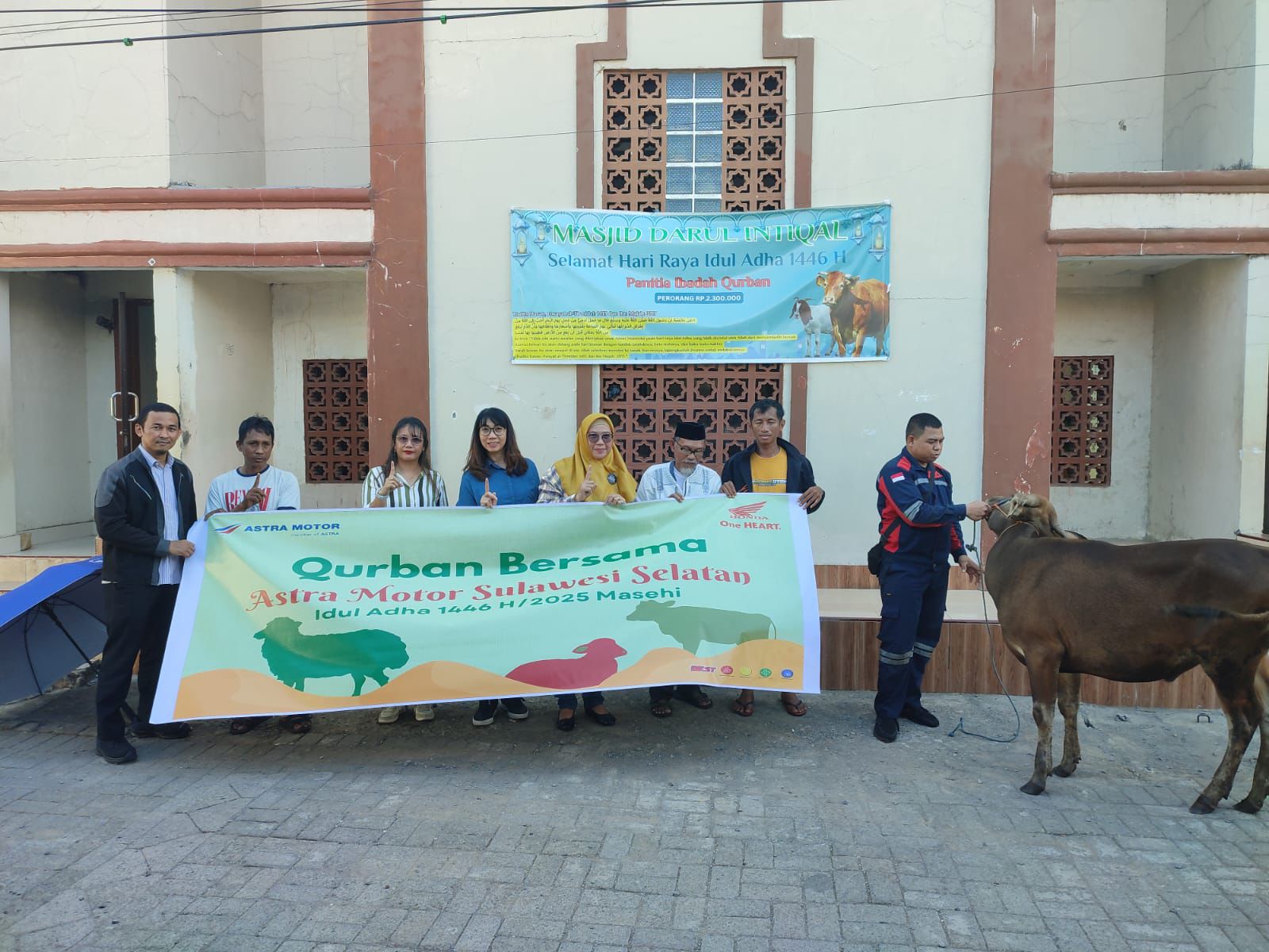 Asmo Sulsel Salurkan Hewan Kurban di Masjid Darul Intiqal Makassar