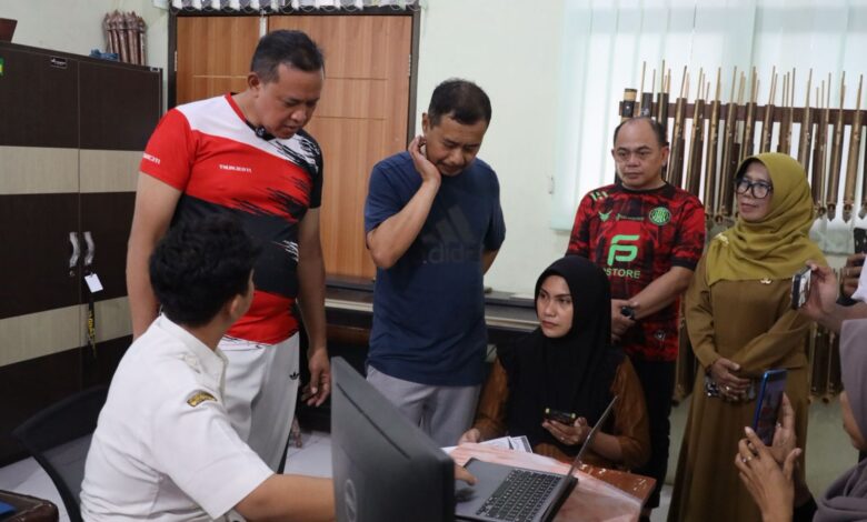 Respons Keluhan Orang Tua Siswa, Wali Kota Bekasi Tinjau Langsung Pra-Pendaftaran SPMB 2025