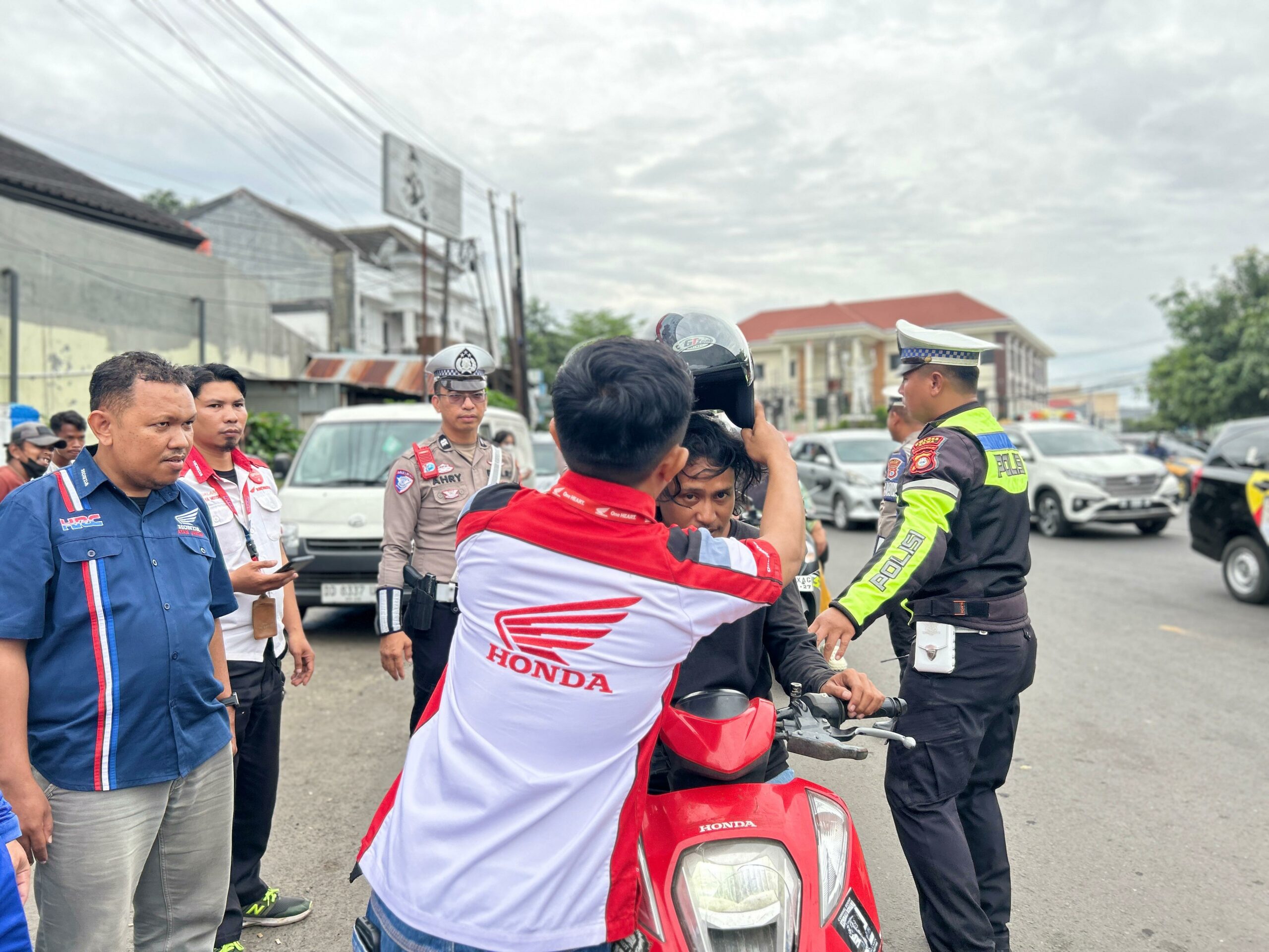 Asmo Sulsel Dukung Polres Gowa Gelar Teguran Simpatik, Kembali Bagikan Helm SNI Gratis