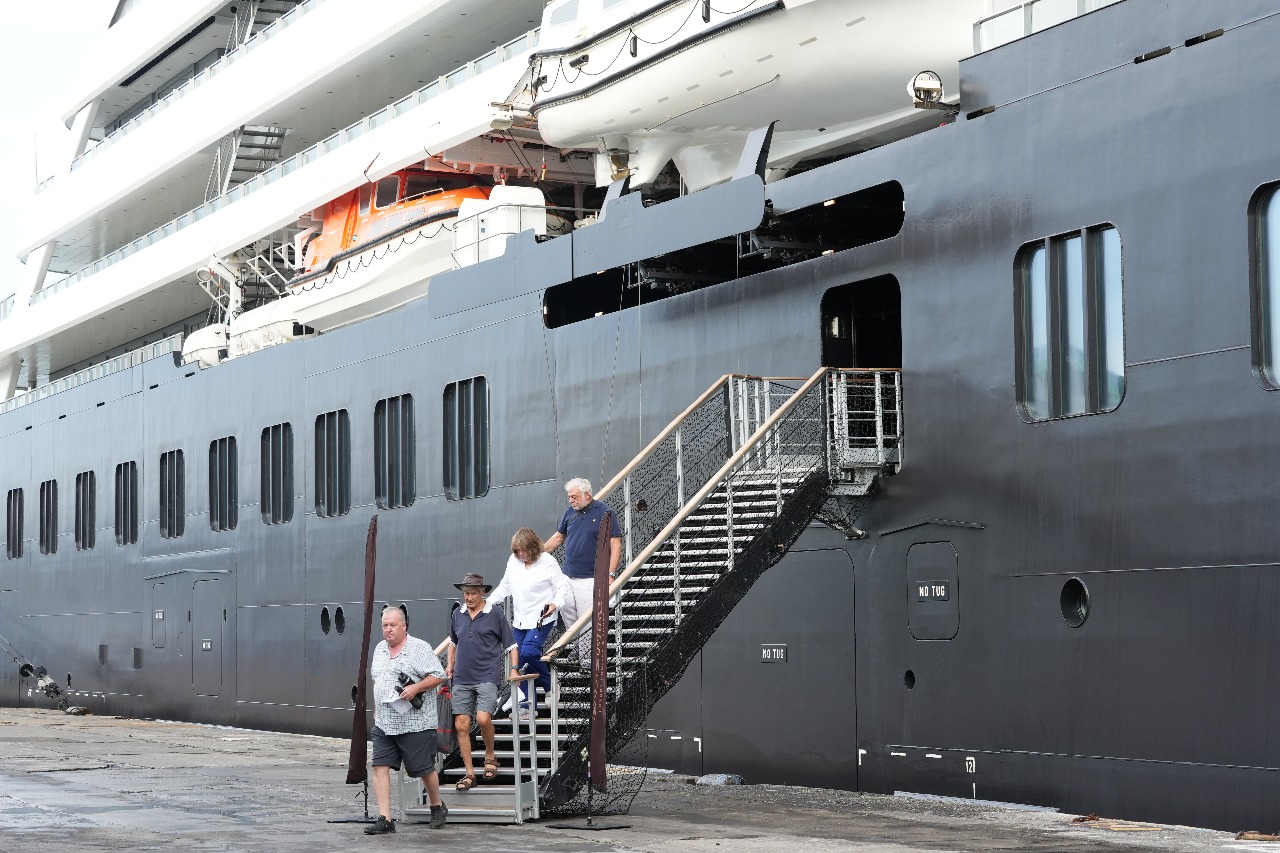 Kapal Pesiar MS Scenic Eclipse II Kembali Kunjungi Pelabuhan Makassar, Bawa 161 Wisatawan Mancanegara