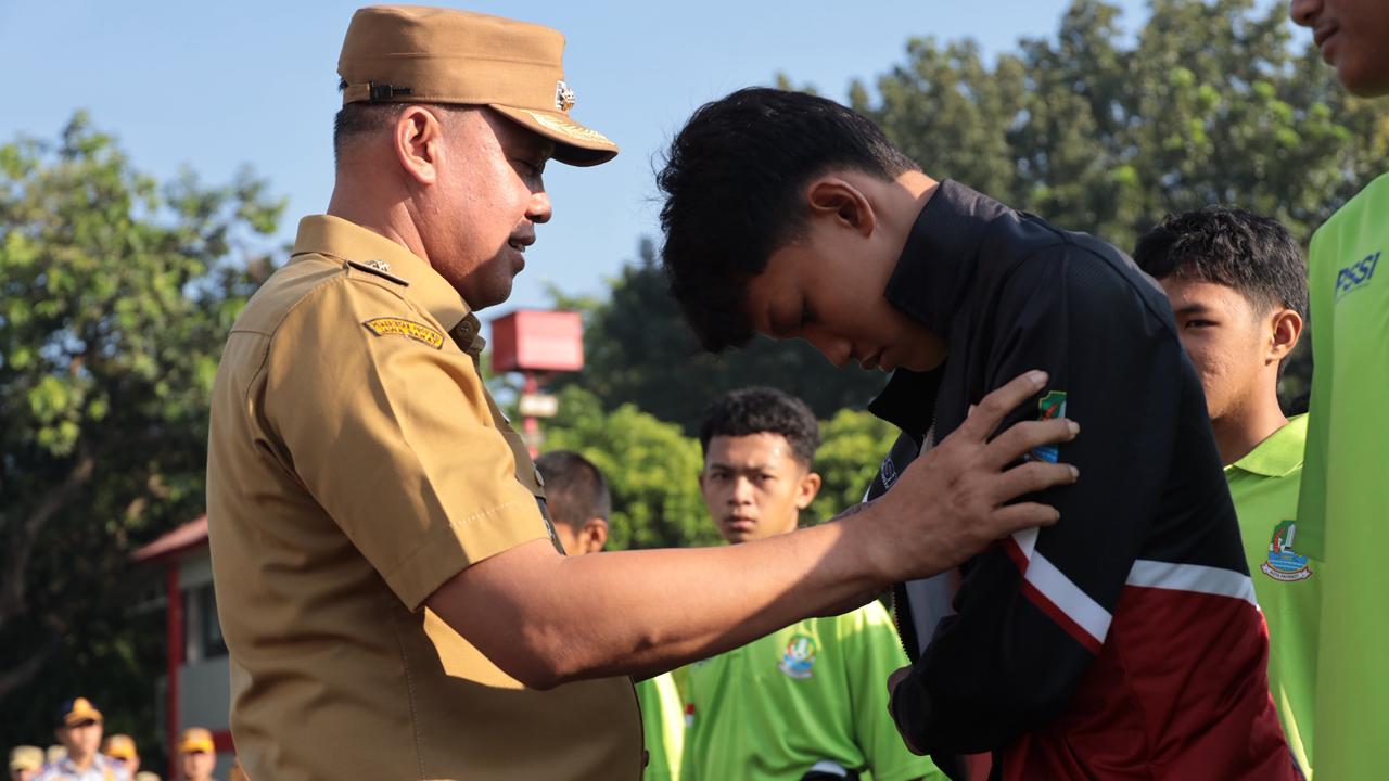 Wali Kota Bekasi Tri Adhianto Lepas Tim Sepakbola ke Korea Selatan