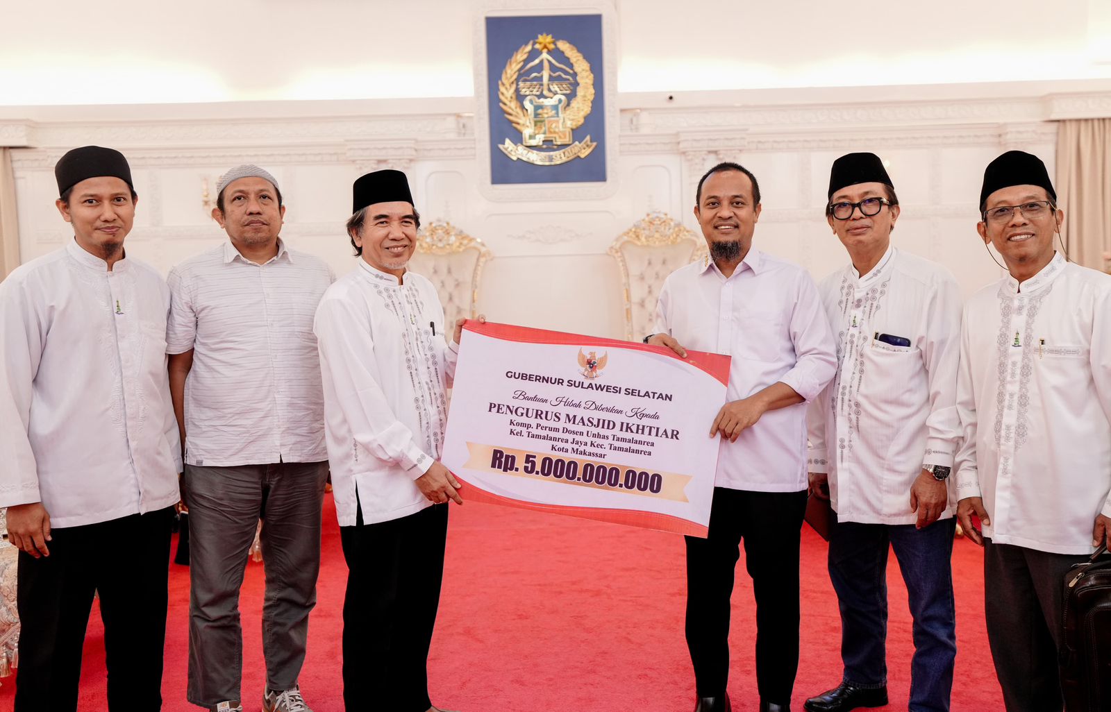 Gubernur Sulsel Serahkan Rp5 Miliar untuk Masjid Ikhtiar Perdos Unhas
