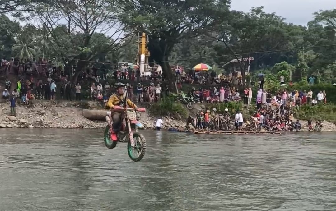 Aksi Rider Melewati Sungai Pakai Flying Fox di Event One Day Trail Adventure Jelajah Bumi Lamaranginang Seri ke-6