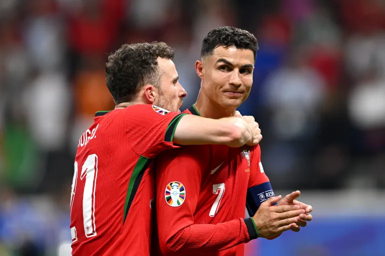 Diogo Jota Bersama Cristiano Ronaldo Saat Selebrasi Kemenangan Timnas Portugal atas Slovenia Pada Babak 16 Besar UEFA Euro 2024