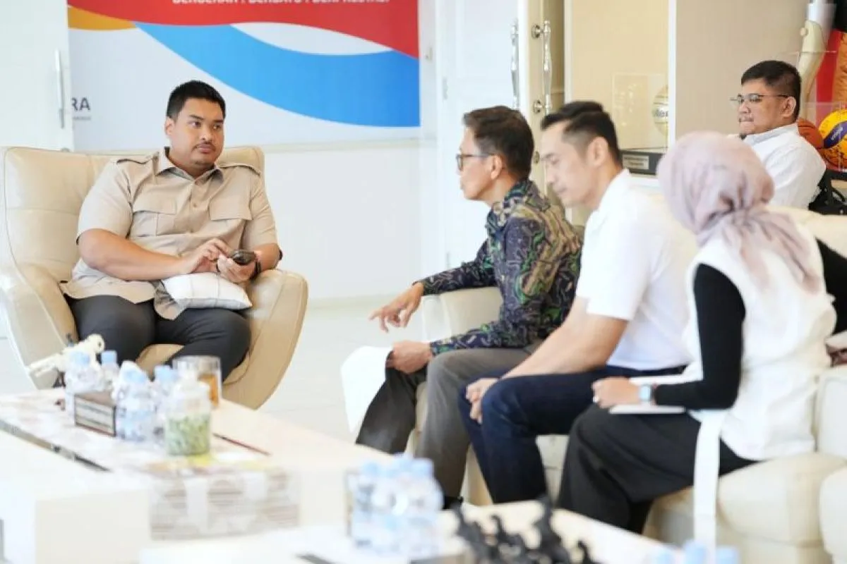 Menpora Ario Bimo Nandito Ariotedjo (Kiri) Saat Menerima Audiensi dari Perwakilan PB PASI di Kantor Kemenpora, Jakarta, Selasa (29/7/2025).