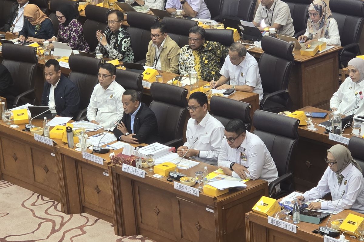Menteri Energi dan Sumber Daya Manusia (ESDM), Bahlil Lahadalia Saat Rapat dengan Komisi XII DPR RI, Rabu (2/7/2025)