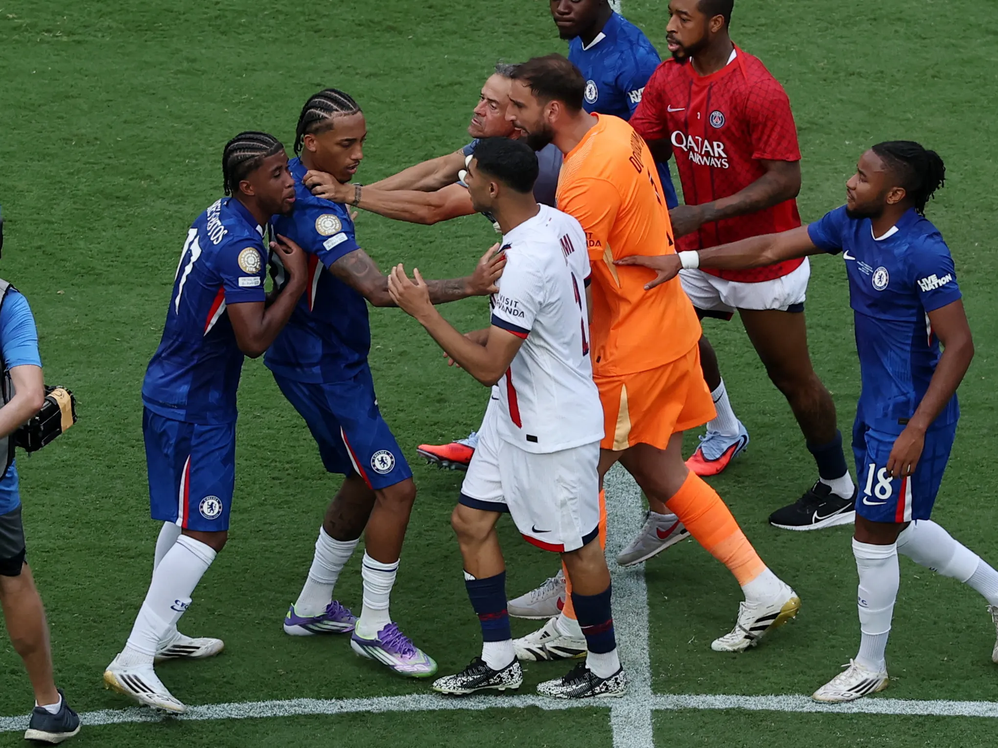 Pelatih PSG, Luis Enrique Cekik Pemain Chelsea, Joao Pedro
