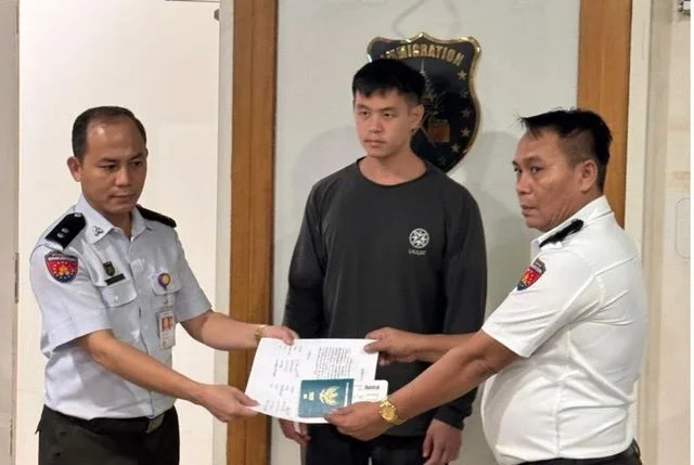 Penyerahan Selebgram Arnodl Putra (Tengah) Bersama Dokumennya Dari Pihak Myanmar
