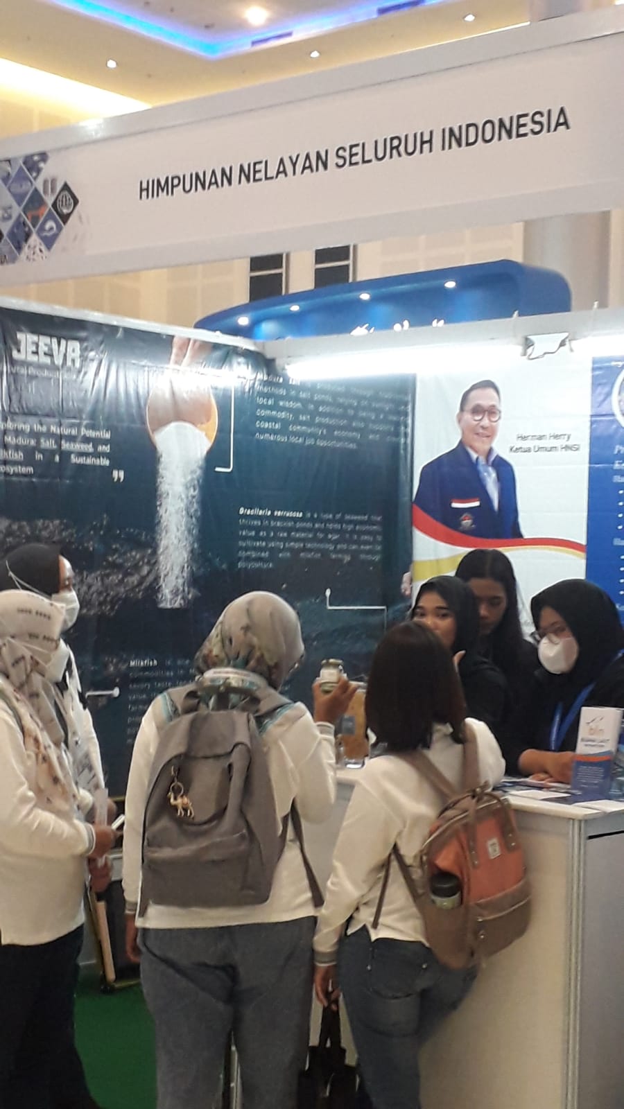 Stand Himpunan Nelayan Seluruh Indonesia (HNSI) Menampilkan Produk Tangkapan Nelayan dan Budidaya Perikanan Jadi Magnet Pengunjung Indo Fisheries Expo 2025 Surabaya