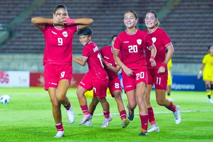 Timnas Putri Indonesia Saat Merayakan Gol Bersama Para Pemain