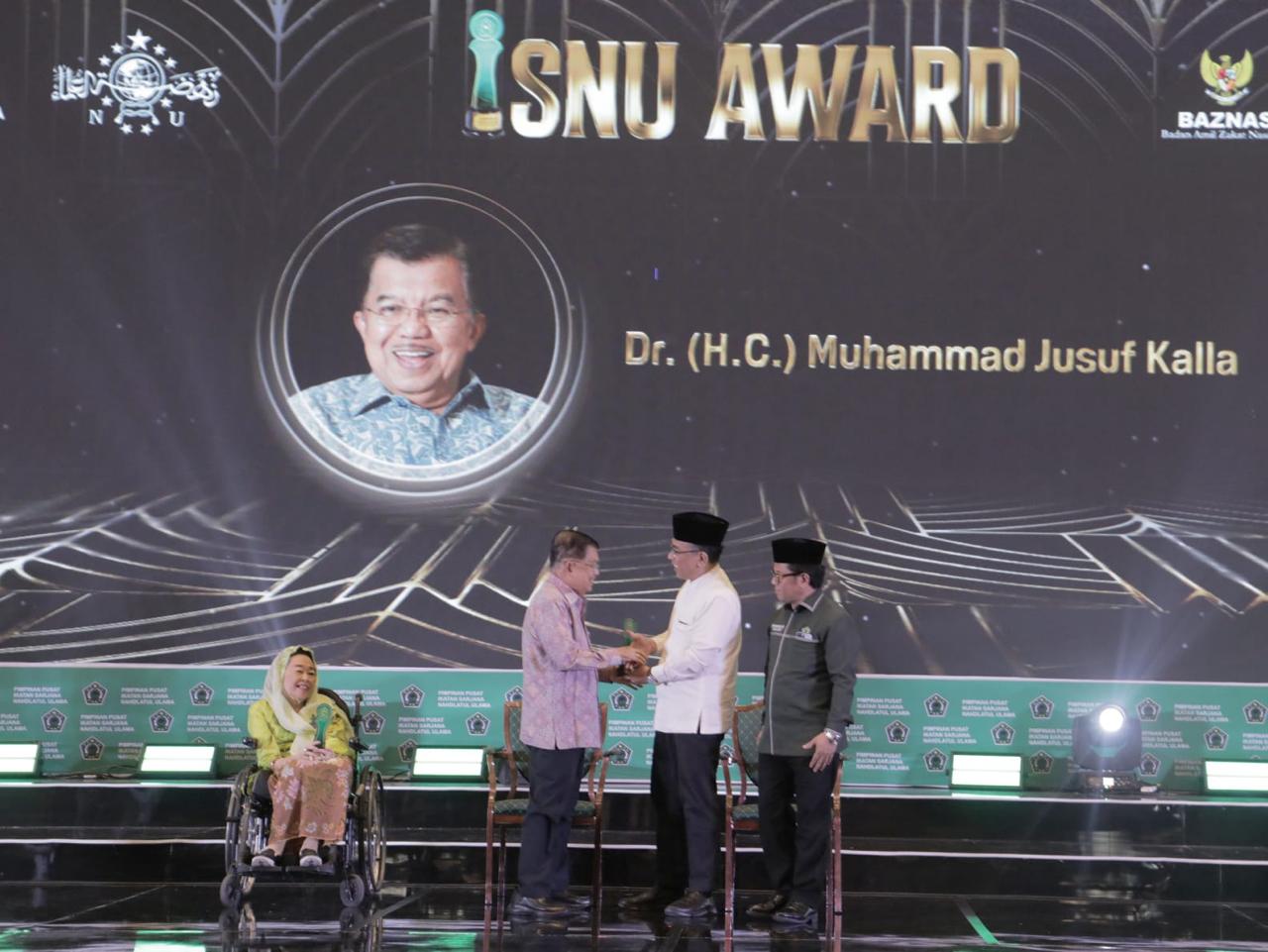 Wakil Presiden RI Ke 10 dan 12 Jusuf Kalla alias JK usai Menerima Penghargaan Dalam Ikatan Sarjana Nahdlatul Ulama (ISNU) Award 2025 di Hotel Bidakara Jakarta Kamis (31/7/2025).