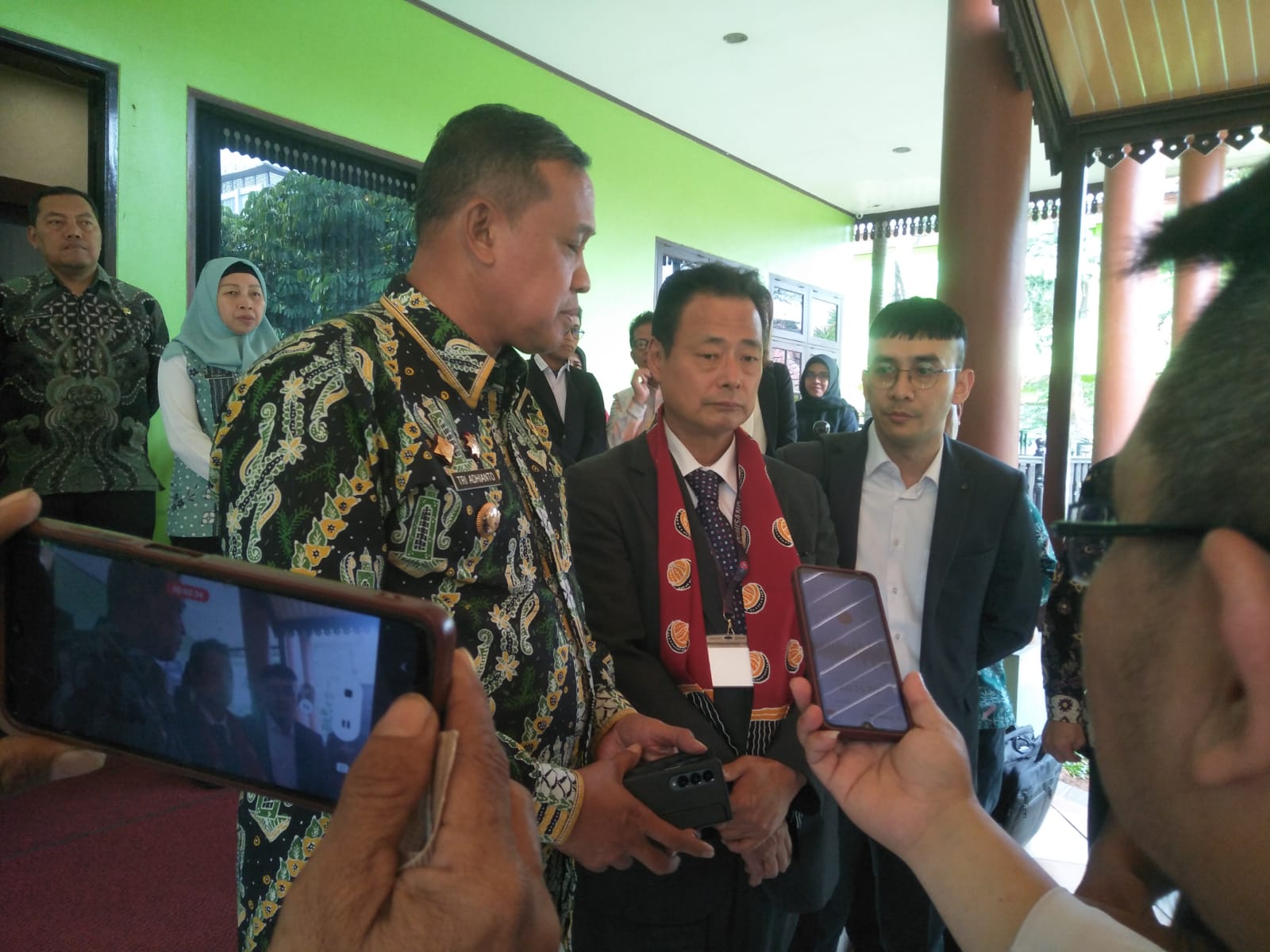 Wali Kota Bekasi Tri Adhianto Bersama Wakil Wali Kota Izumano Kuniako Nishinou Saat Ditemui Awak Media