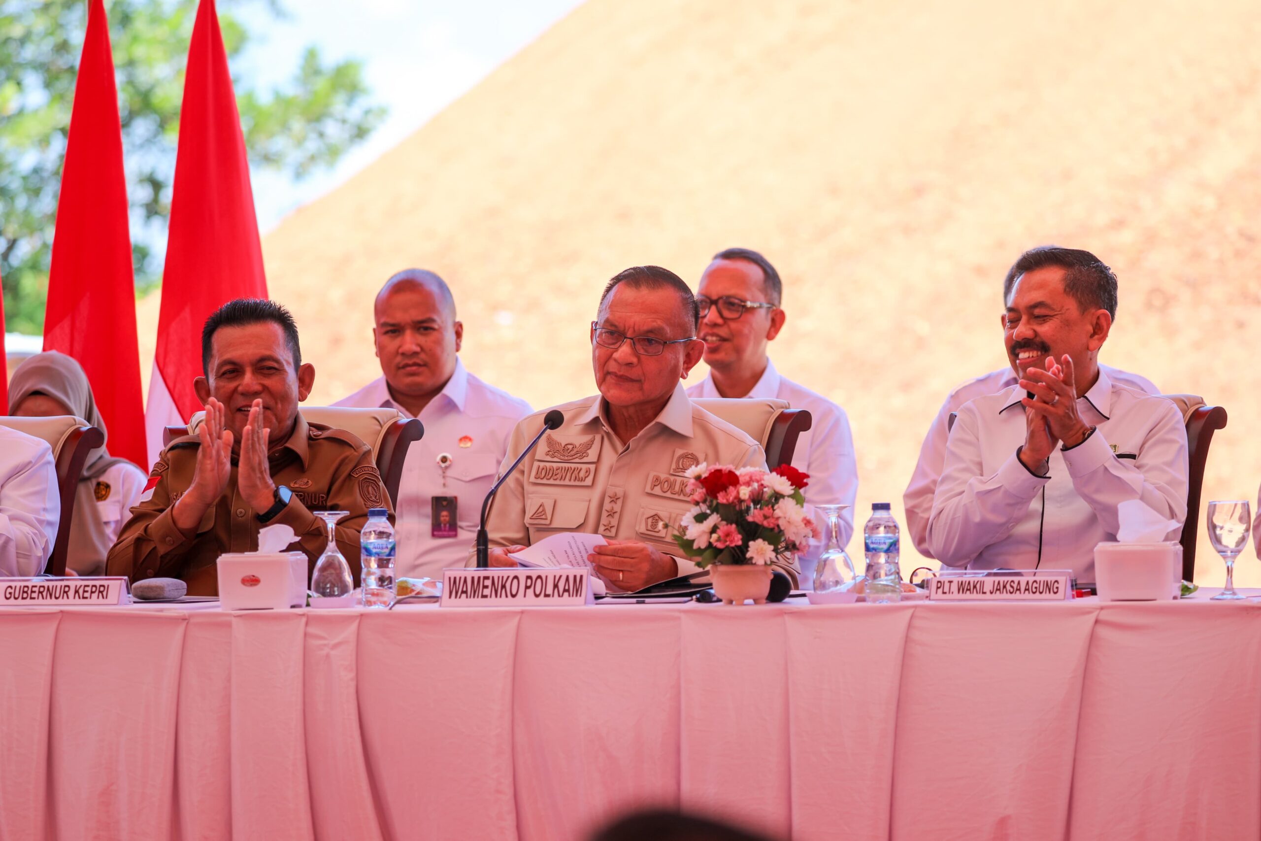 Wamenko Polkam, Lodewijk F. Paulus, Dalam Launching dan Konferensi Pers Sisa Stockpile Bijih Bauksit di Provinsi Kepulauan Riau, Senin (28/7/2025).