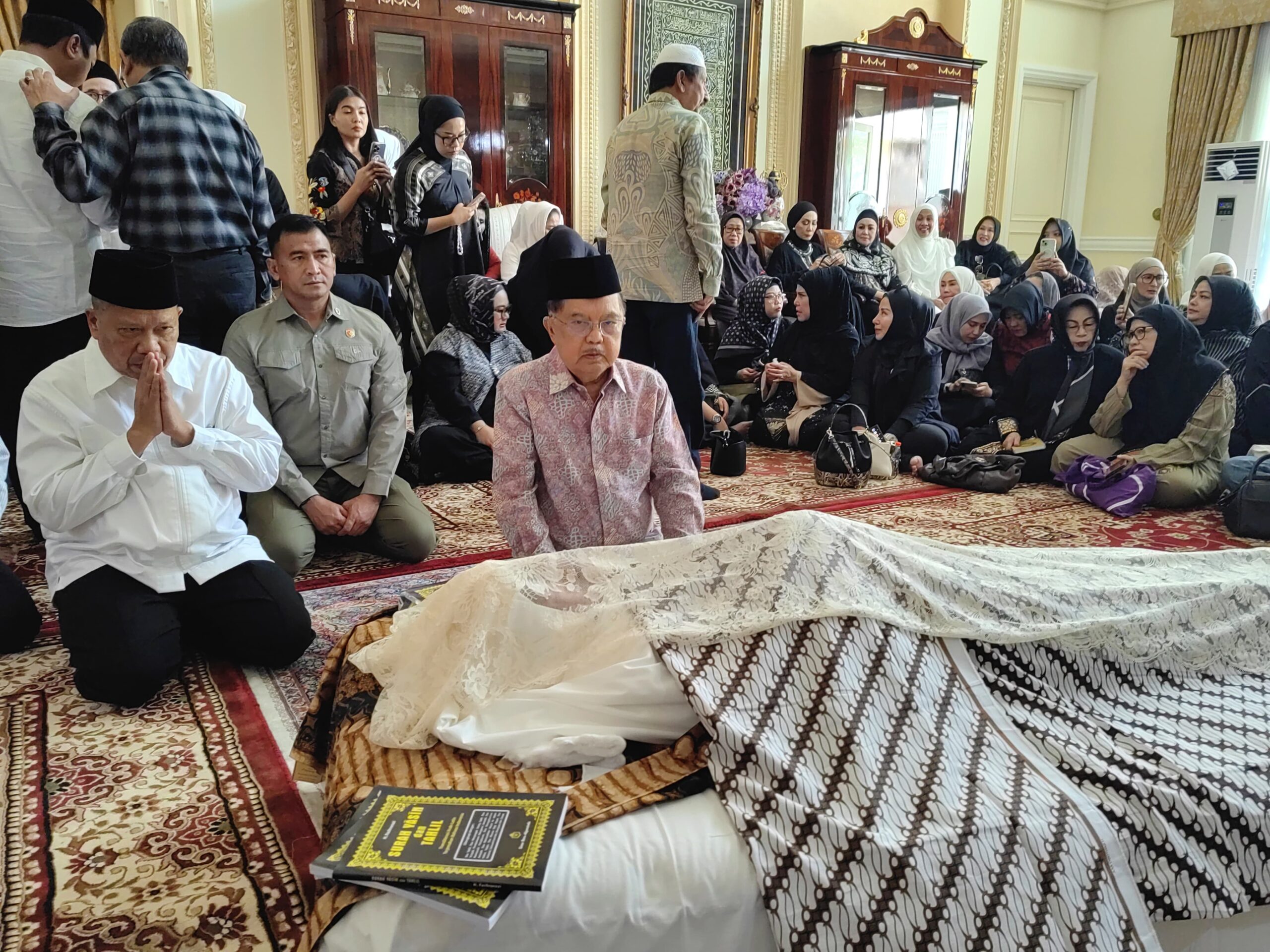 Wapres Ke 10 dan 12 Jusuf Kalla alias JK Melayat di Kediaman Almarhum Surya Darma Ali di Rumah Duka, Jalan Cipinang Cempedak, Jakarta Timur Kamis, 31 Juli 2025