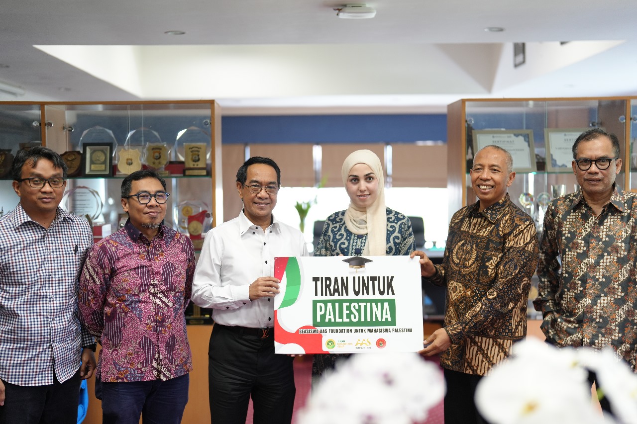 AAS Foundation dan PT Tiran Group Serahkan Beasiswa untuk Mahasiswa Palestina di Unhas
