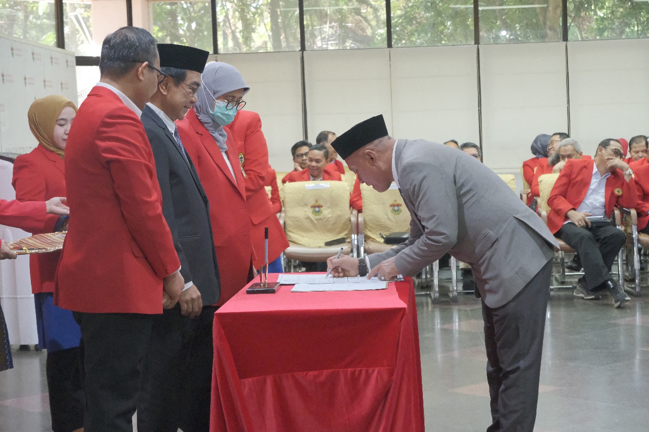 Rektor Unhas Lantik Pejabat Baru, Serahkan SK Profesor, dan Terima Dosen Lulusan S3