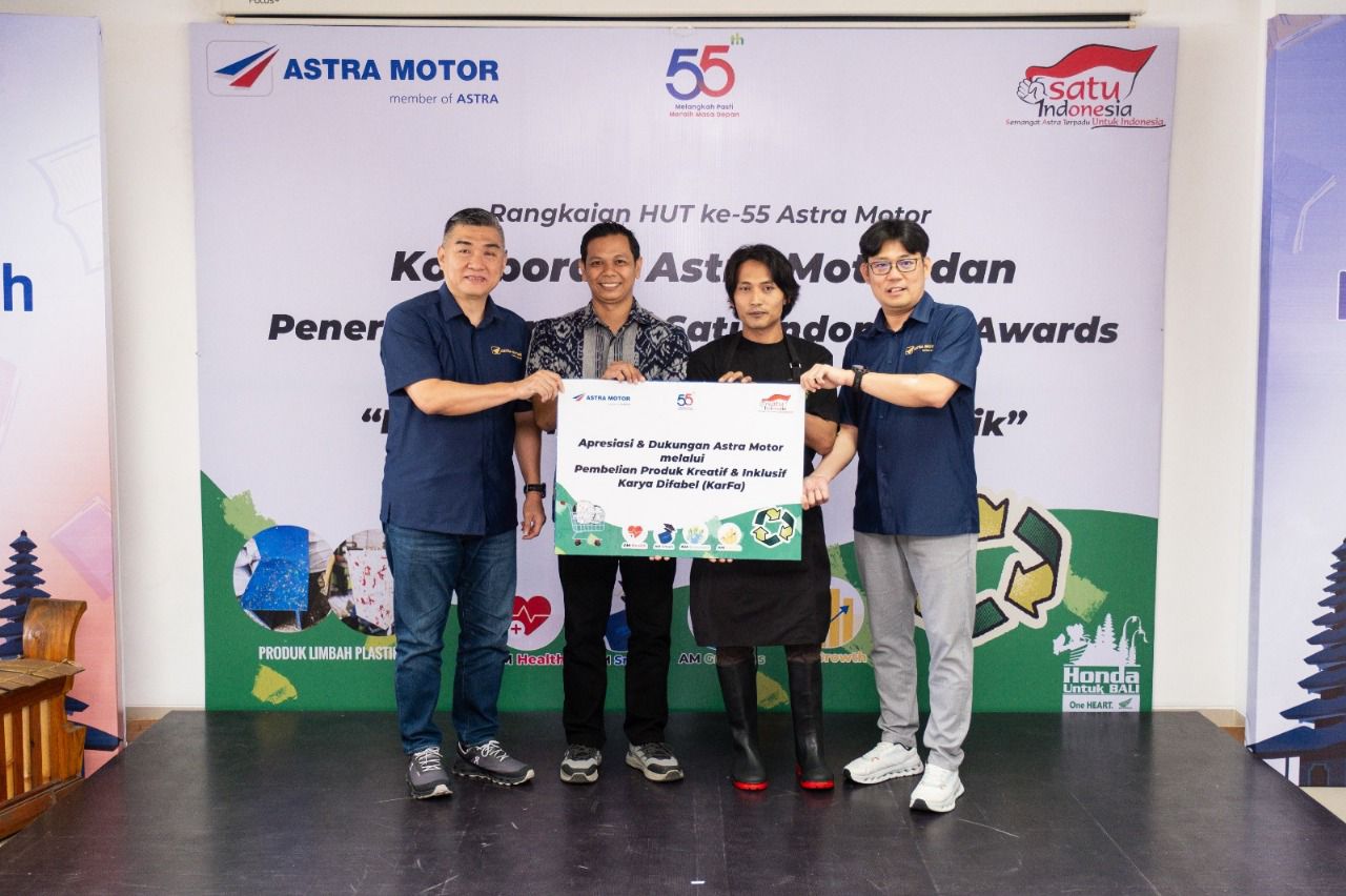 Astra Motor Berkolaborasi dengan Penerima Apresiasi SATU Indonesia Awards dalam Pengolahan Sampah Botol Plastik