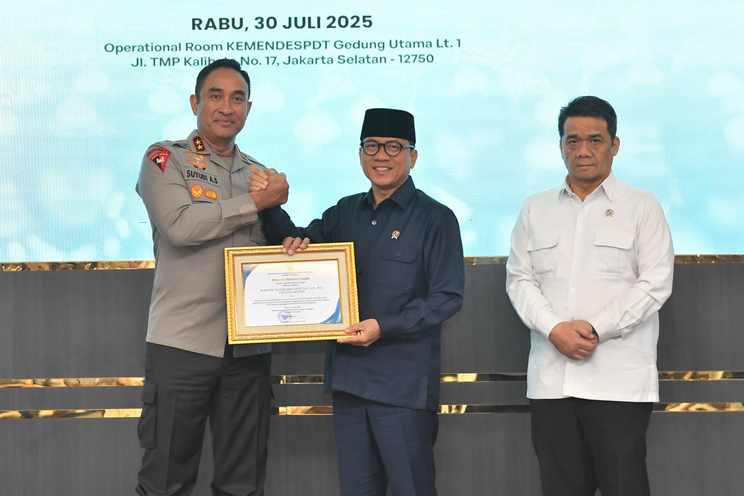 Dukung Asta Cita Presiden, Mendes Yandri Beri Penghargaan Kapolda Banten dan Kapolres Sidoarjo