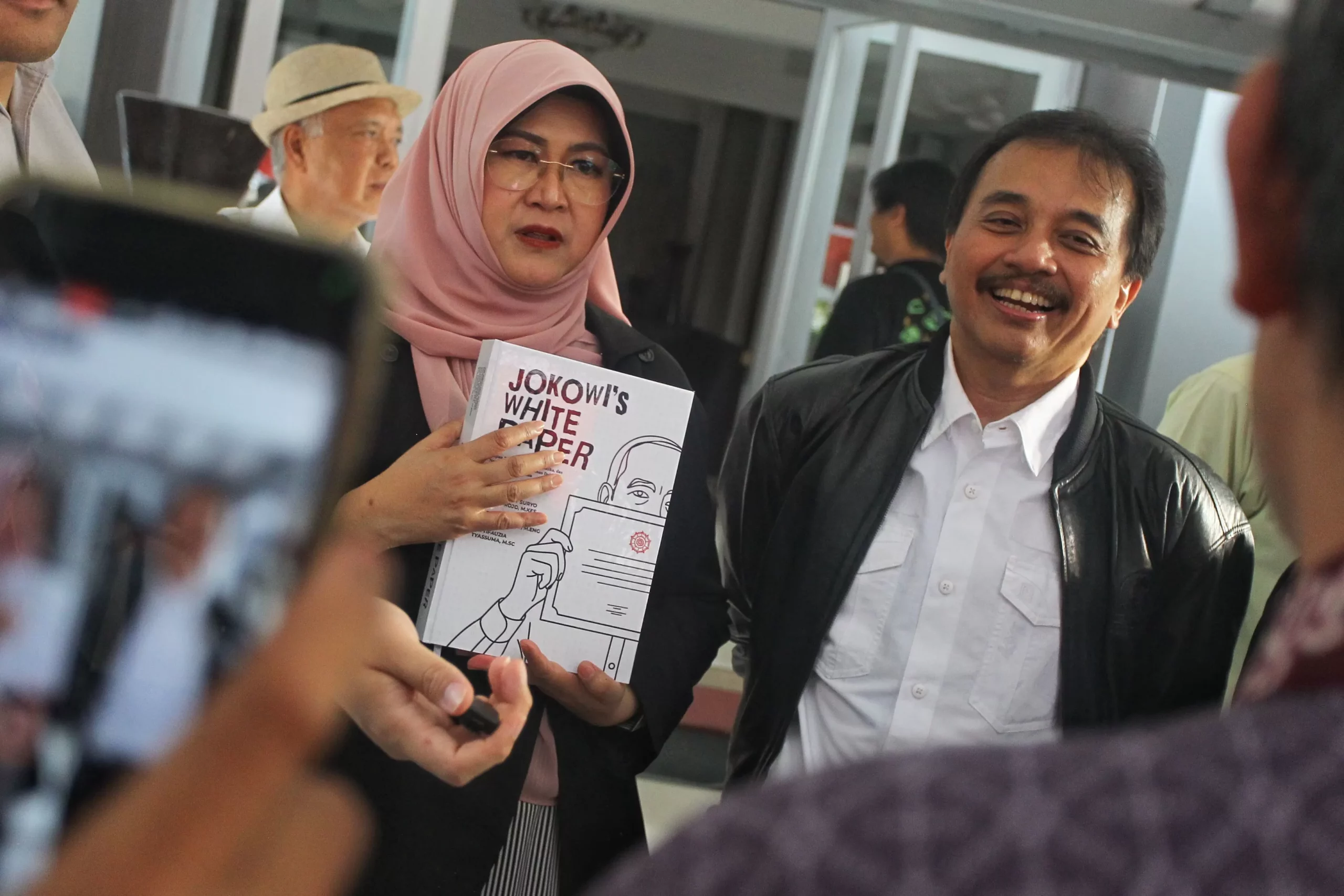 Buku Berjudul Jokowi's White Paper Ditulis Oleh Roy Suryo, Rismon Sianipar, dan Tiffauzia Tiyassuma atau dr Tifa