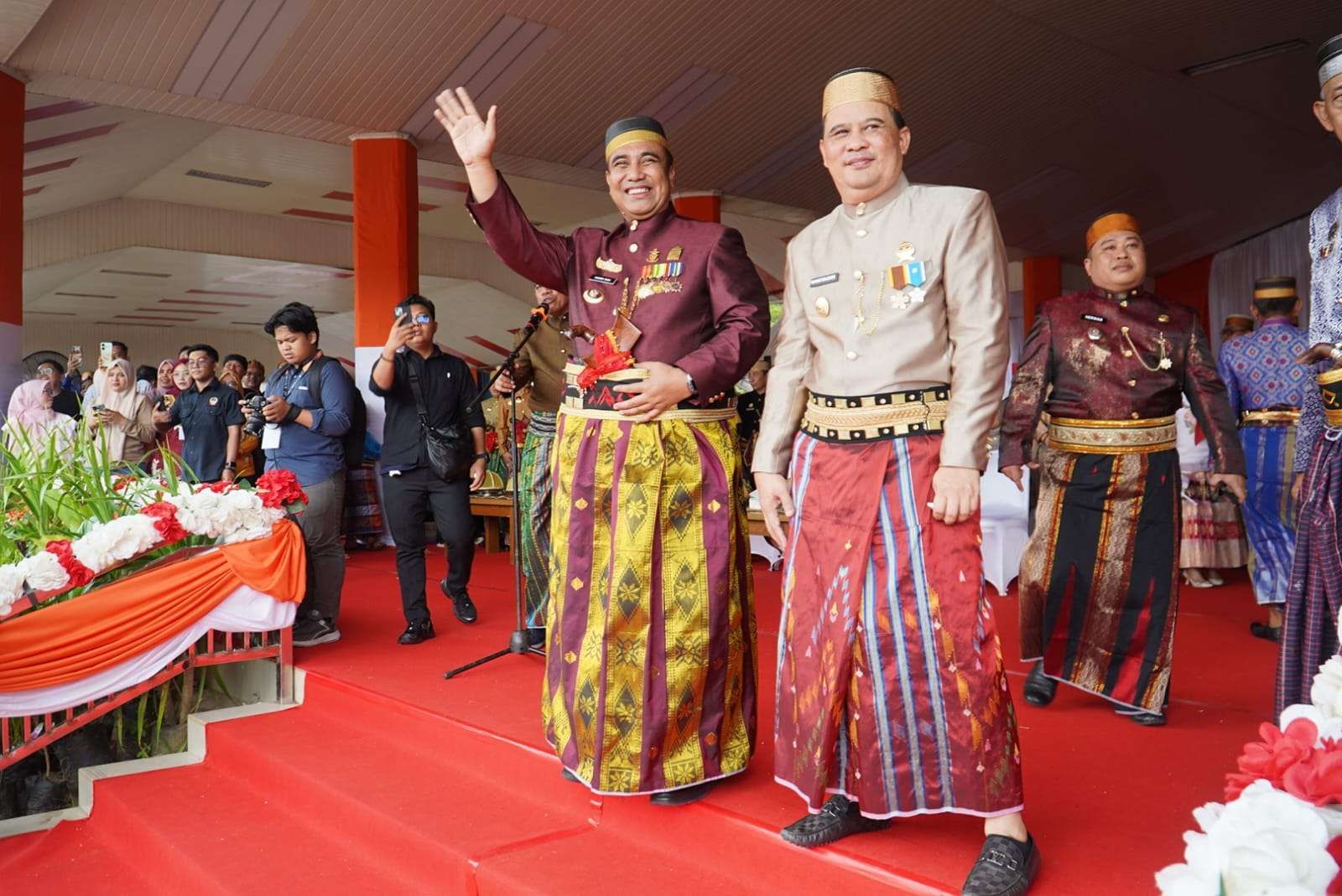 Bupati Maros Andi Syafril Chaidir Syam (baju merah) bersama Wakil Bupati Maros Andi Muetazim Mansyur (sebelah kanan) saat menyaksikan Kirab Budaya di Lapangan Pallantikang Maros, Jumat (4/7/2025)