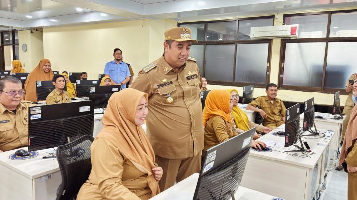 Bupati Maros, Chaidir Syam Saat Memantau Pelaksanaan Ujian Kompetensi ASN
