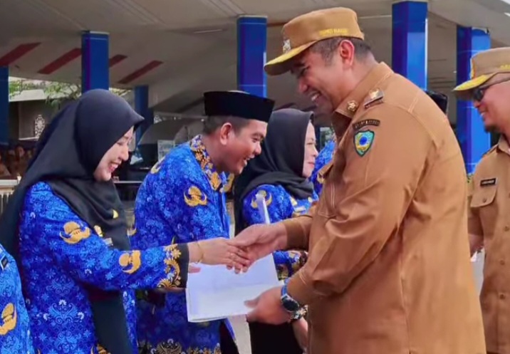 Bupati Maros Chaidir Syam Saat Menyerahkan SK Pengangkatan Kepada 170 Pegawai Pemerintah dengan Perjanjian Kerja (PPPK)