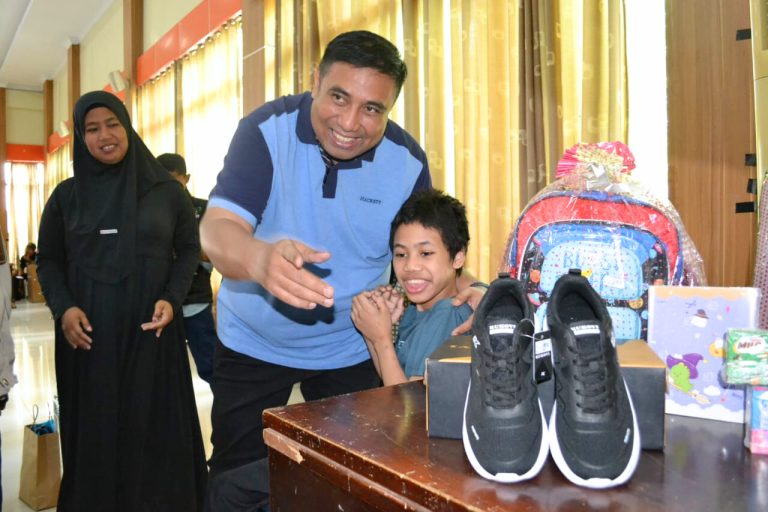 Bupati Maros Saat Menyerahkan Bantuan Asistensi Rehabilitasi Sosial (ATENSI) Kepada 22 Anak yang Berasal dari Keluarga Tidak Mampu dan Anak Berkebutuhan Khusus