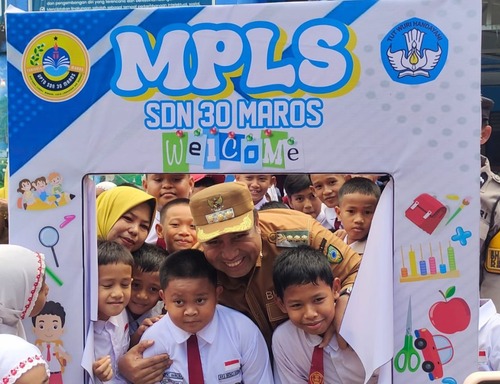 Bupati Maros dan Bunda PAUD Tinjau Hari Pertama Sekolah di SDN 30 Turikale