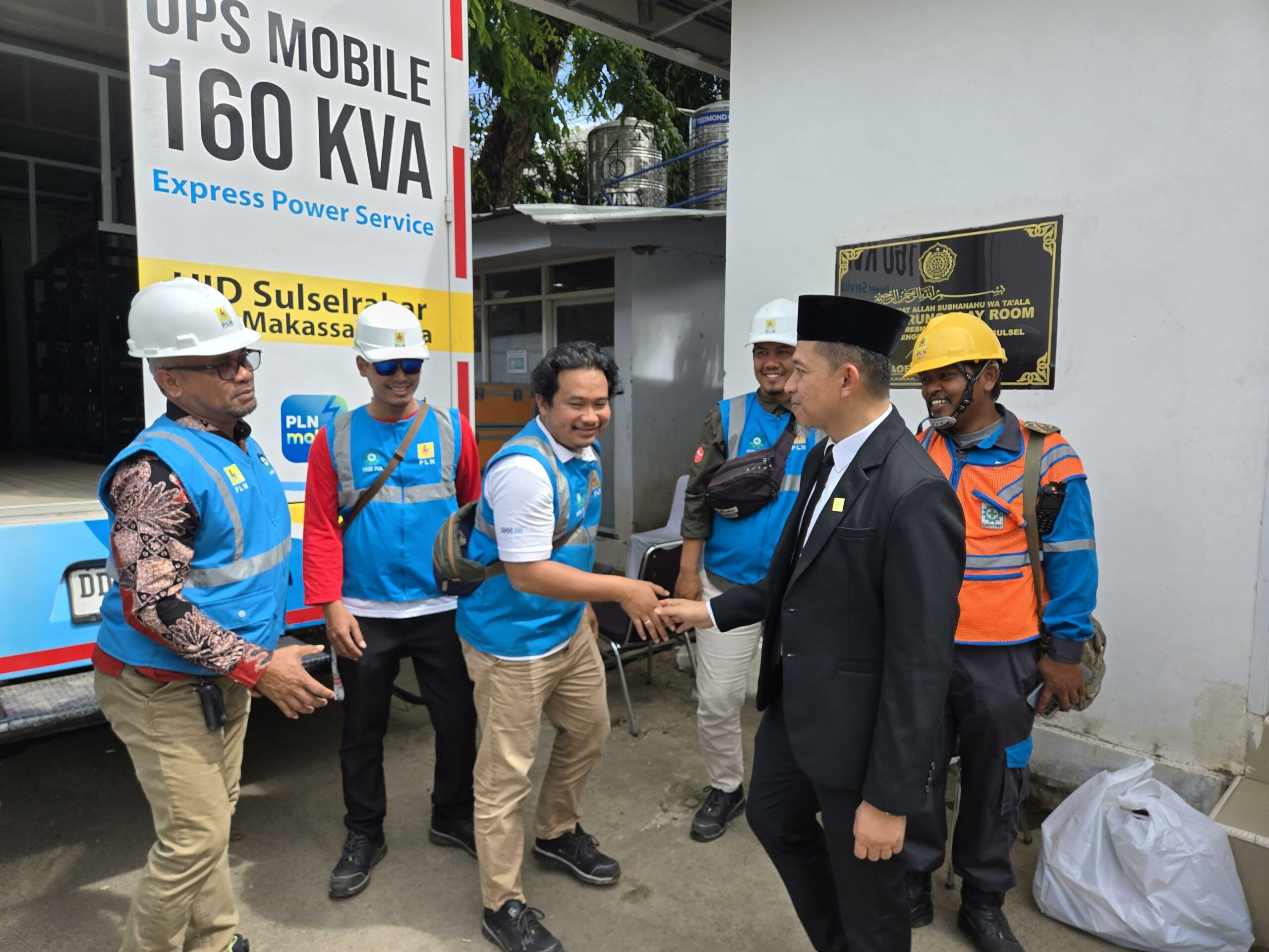 General Manager PLN UID Sulselrabar, Edyansyah Saat Meninjau Langsung Kesiapan Personel PLN Dalam Menyukseskan Upacara Peringatan HUT ke-80 Kemerdekaan Republik Indonesia di Lapangan Upacara Rumah Jabatan Gubernur Sulawesi Selatan, Kota Makassar