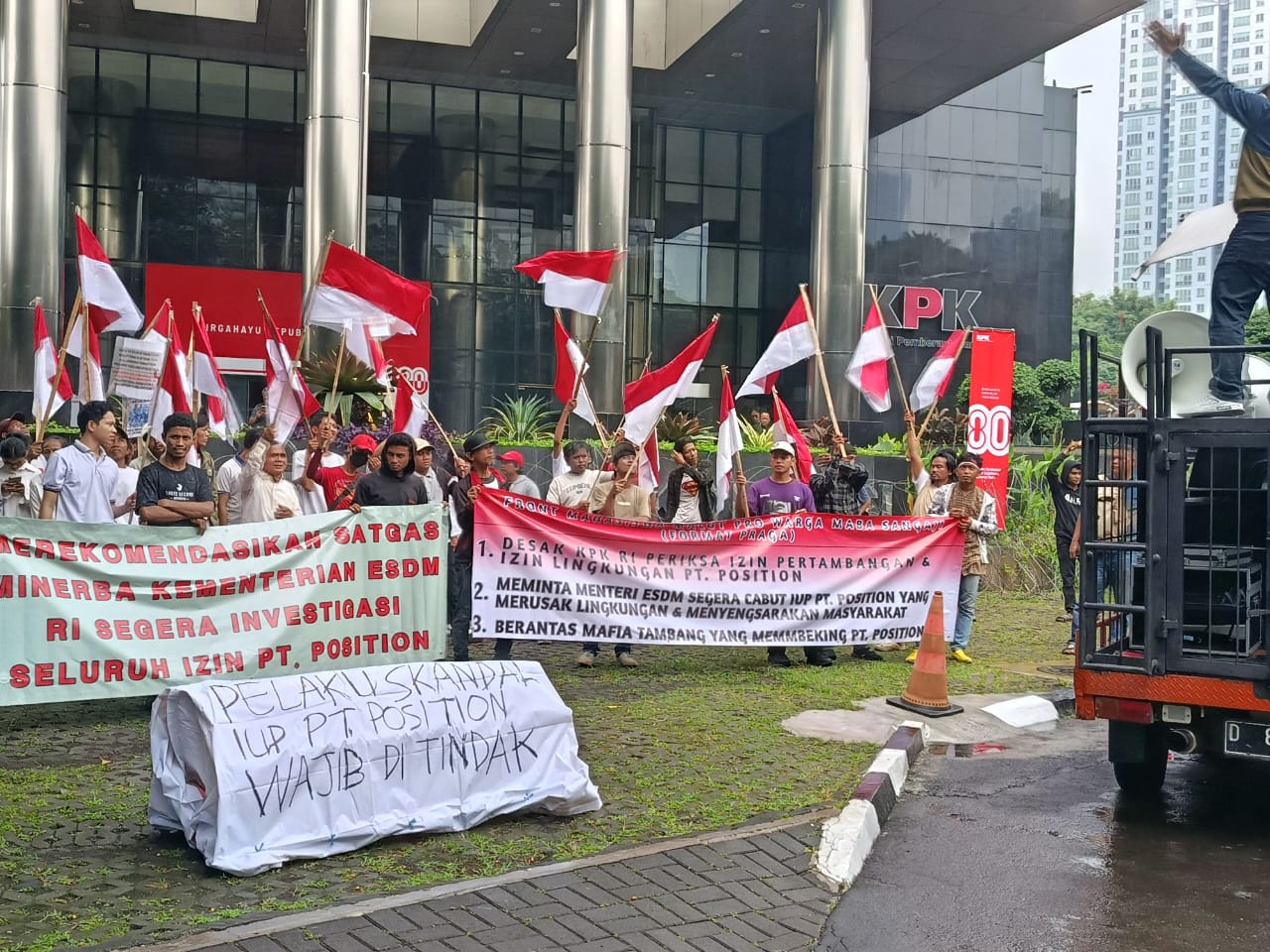 Gabungan organisasi masyarakat sipil, tokoh adat, dan pemuda Halmahera Timur mendesak Komisi Pemberantasan Korupsi (KPK) untuk segera turun tangan mengusut tuntas dugaan korupsi dan penyalahgunaan wewenang terkait operasional PT Position. (Ist)