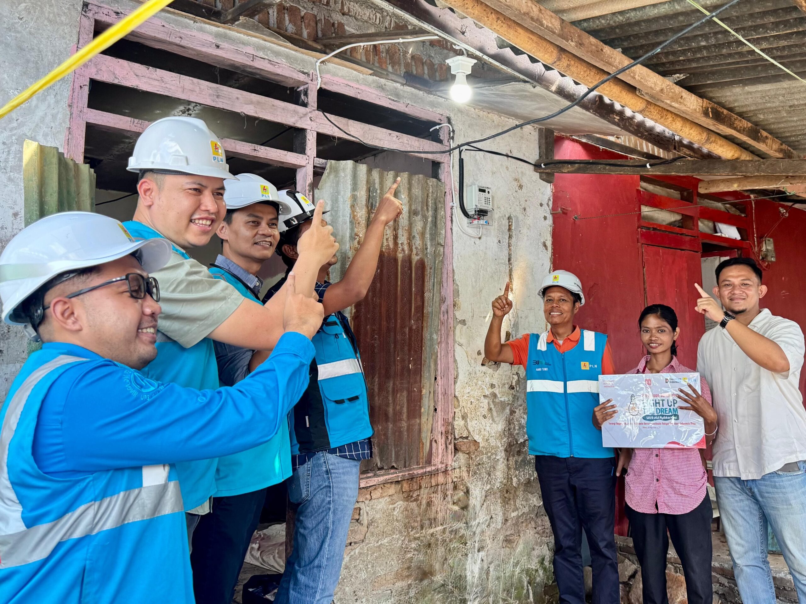 Kado Kemerdekaan Republik Indonesia, Donasi Insan PLN UID Sulselrabar Bantu Nyalakan Sambungan Listrik di 216 Rumah