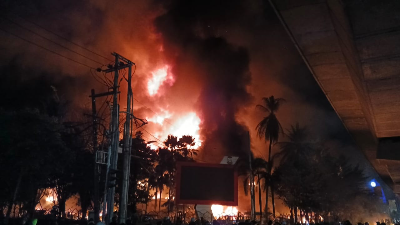 Demonstrasi Makassar: Massa Aksi Merengsek Masuk dan Membakar Gedung DPRD