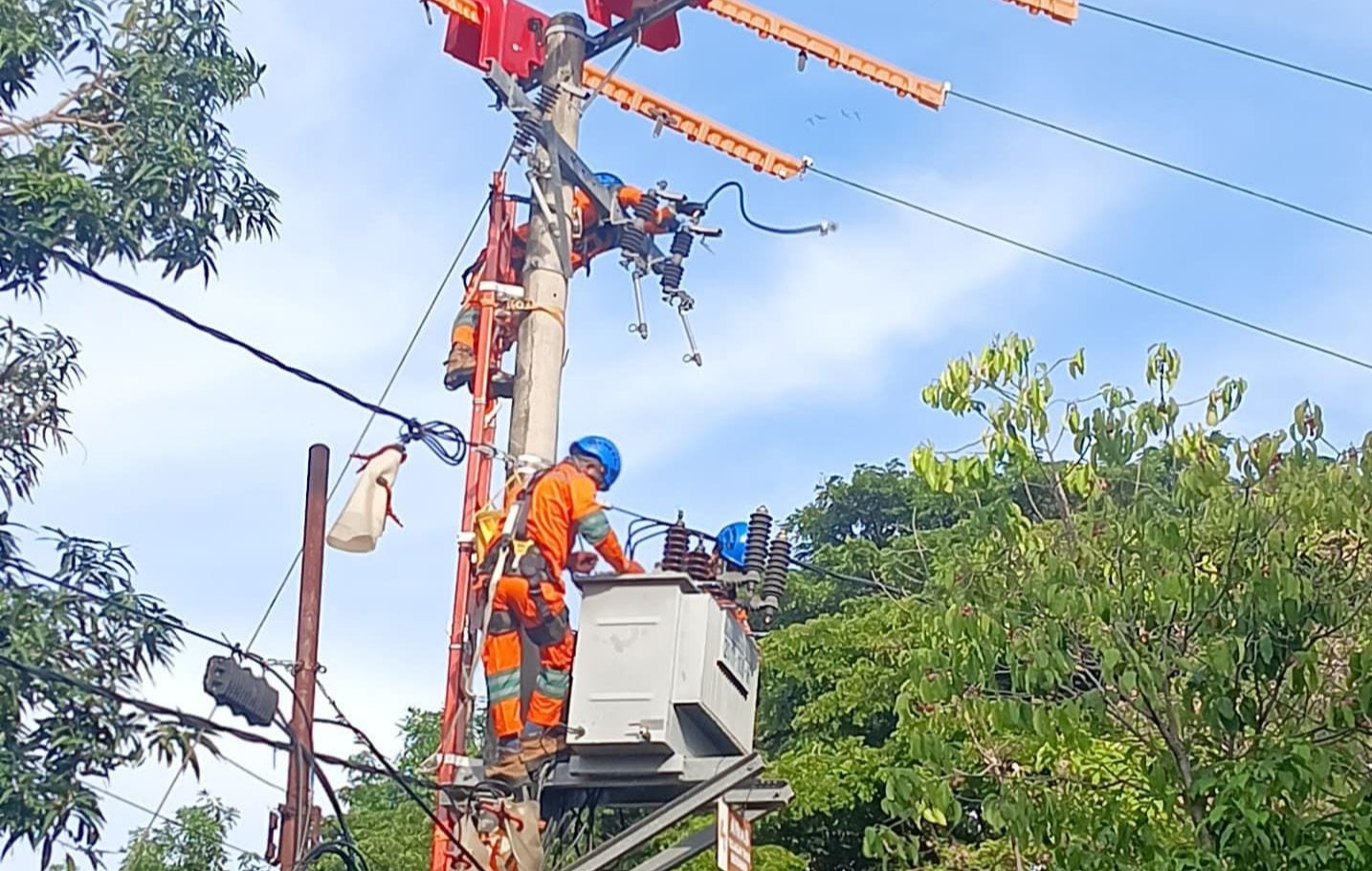 PLN Imbau Jaga Jarak Aman Pasang Atribut Kemerdekaan dari Jaringan Listrik