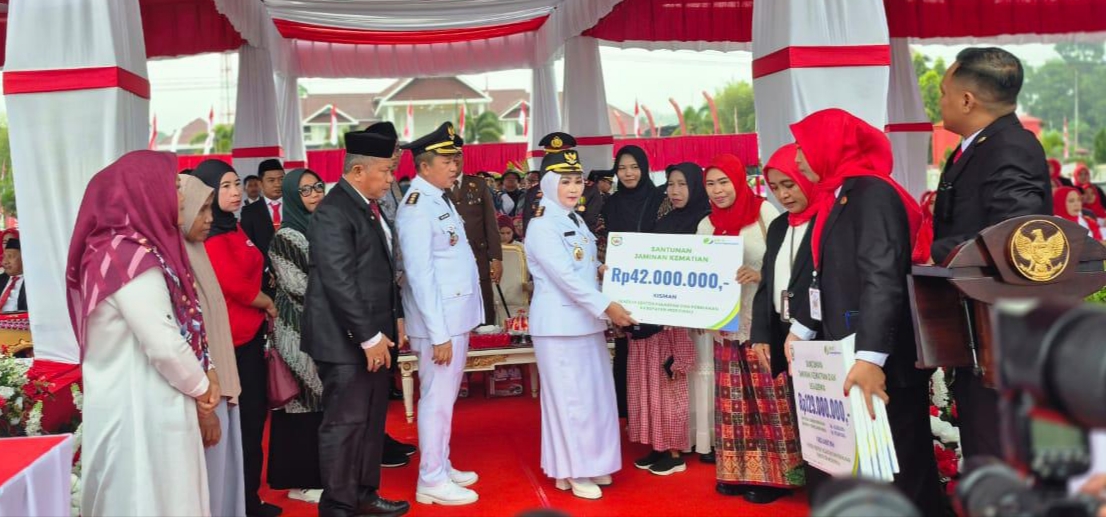 Pemkab Morowali Serahkan Santunan Jaminan Kematian kepada Ahli Waris Peserta BPJS Ketenagakerjaan