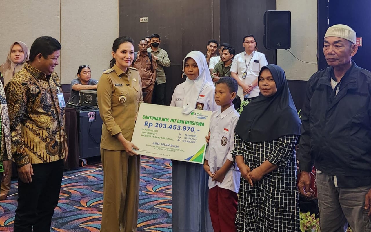 BPJS Ketenagakerjaan Serahkan Santunan hingga Beasiswa kepada Pekerja dan Ahli Waris Peserta di Ternate