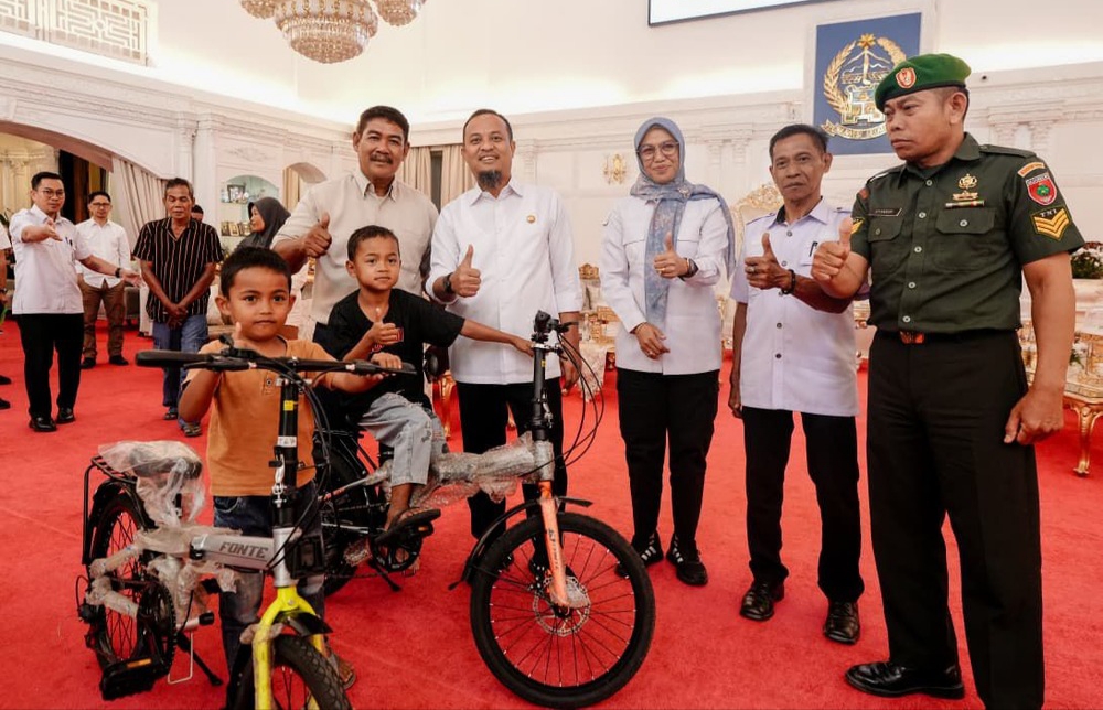 2 Bocah Viral Pemungut Sisa Kue di Gowa Dihadiahi Sepeda Oleh Gubernur Sulsel