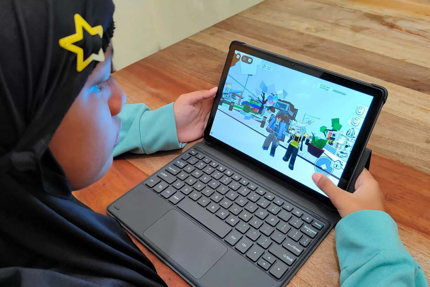 Ilustrasi Anak Bermain Roblox