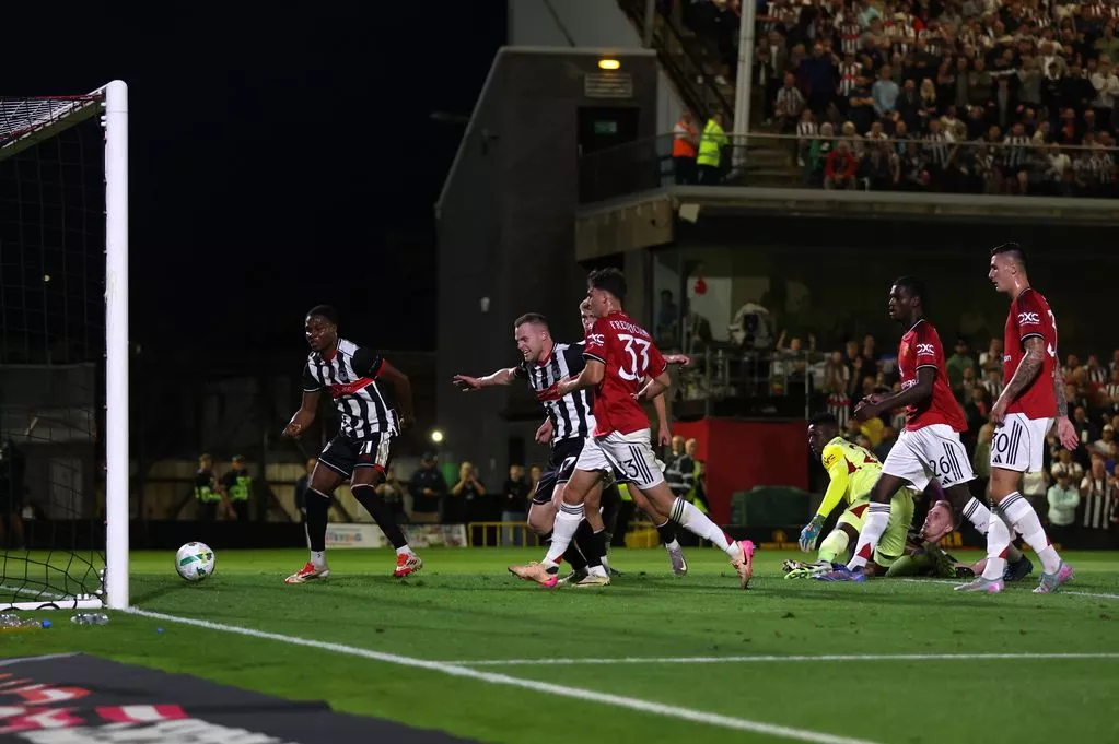Kiper MU, Andre Onana Melakukan Kesalahan, Tyrell Warren Cetak Gol Kedua Untuk Grimsby Town