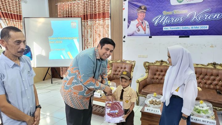 Momen Bupati Maros Chaidir Syam Bagikan Seragam Sekolah Gratis