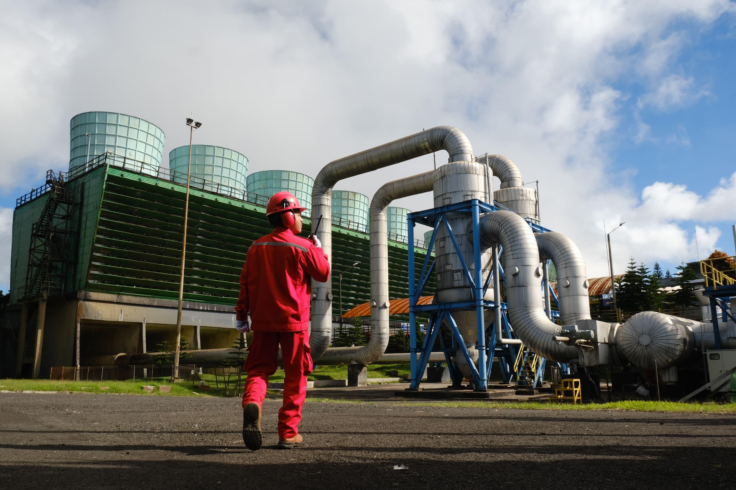 Petugas PLN Indonesia Power Tengah Memastikan Keandalan PLTP Kamojang Berkapasitas 140 MW di Kabupaten Garut, Jawa Barat, Salah Satu Pembangkit PLN yang Berkontribusi dalam Layanan Renewable Energy Certificate (REC).