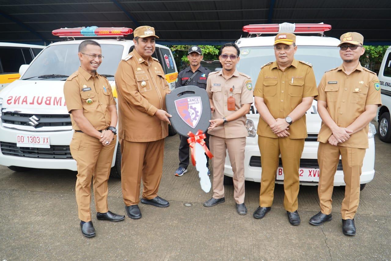 Pemkab Maros Serahkan 11 Unit Ambulans ke PKM dan RS Camba