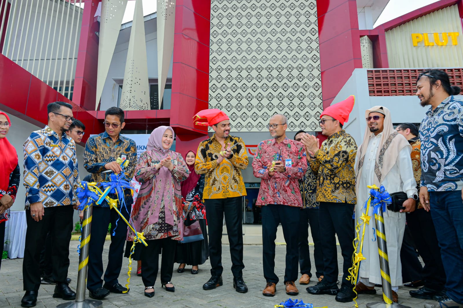 Wakil Gubernur Sulawesi Selatan, Fatmawati Rusdi, mendampingi Menteri Usaha Mikro, Kecil, dan Menengah (UMKM) Republik Indonesia, Maman Abdurrahman, meresmikan Unit Pelaksana Teknis (UPT) Pusat Layanan Usaha Terpadu (PLUT) Dinas Koperasi dan UKM Provinsi Sulawesi Selatan, di Jalan Metro Tanjung Bunga, Makassar, Kamis, (28/8/2025).